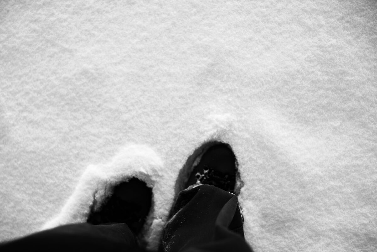 Mãos, pés e orelhas bem cobertos, as extremidades onde o frio parado entra primeiro.