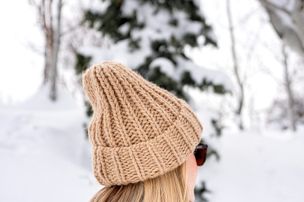 Gorro de lã que cobre a orelha inteira, para segurar o calor que escapa pela cabeça.