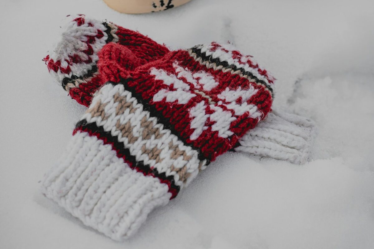 Luva de tricô de lã, que encharca em poucos minutos de contato com a neve.