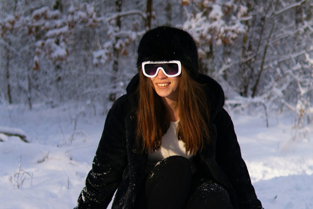 Óculos escuros de boa qualidade para cortar o brilho do sol refletido na neve.