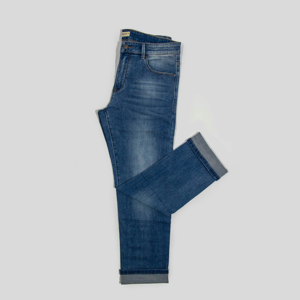 Calça jeans, algodão pesado que absorve água como esponja e vira peso gelado na perna.