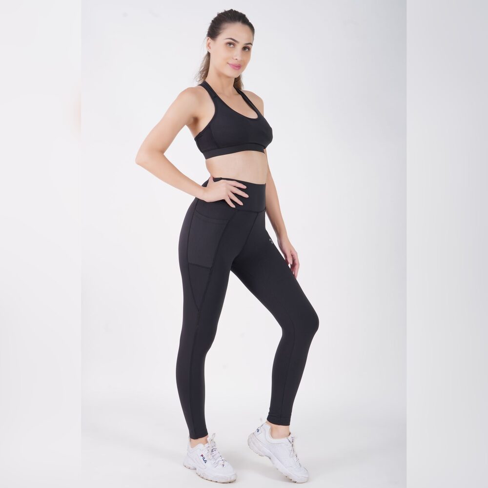 Legging de academia de malha fina, feita para esfriar num ambiente quente: erra na neve.