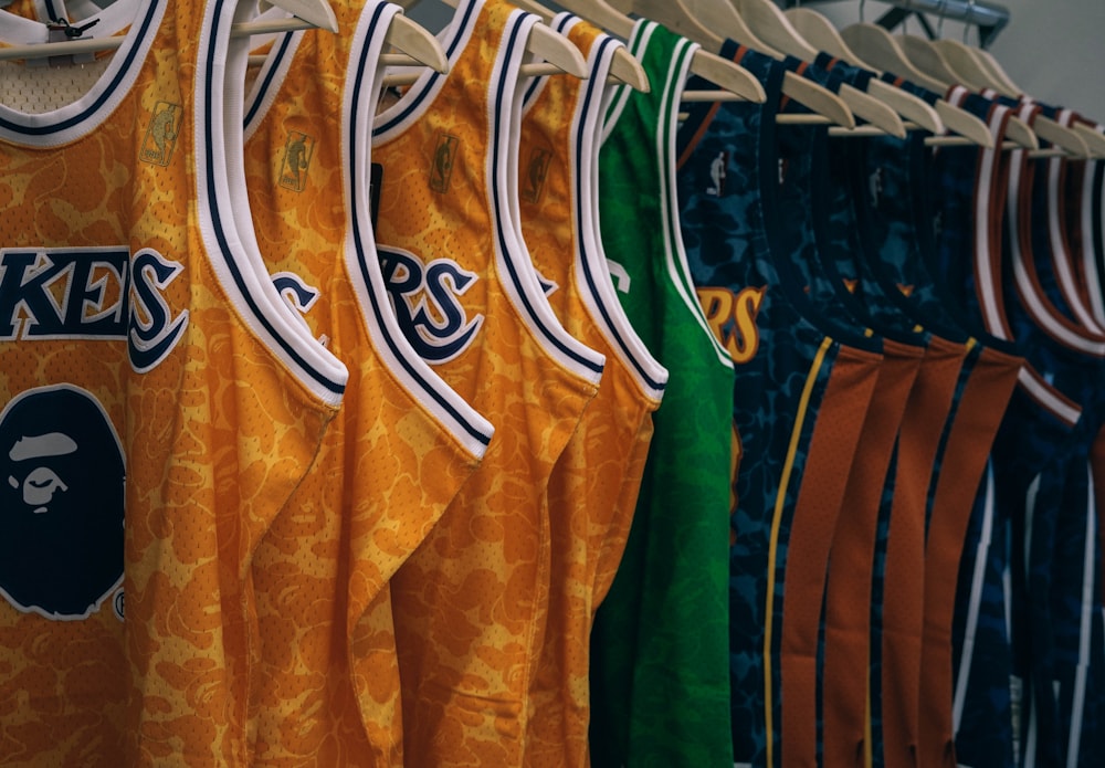 Camiseta de time, regata e malha comum, quase sempre de algodão puro: mesma falha.