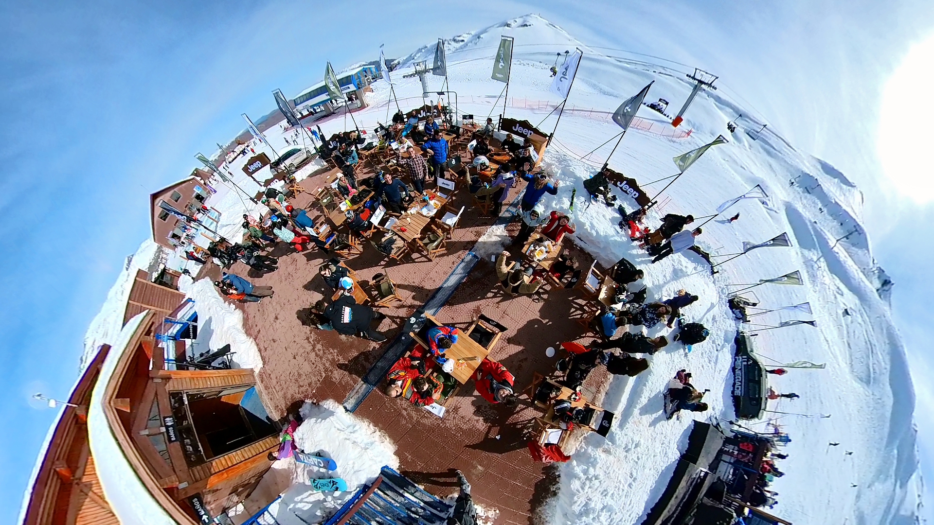 Terraço do Bajo Zero no meio das pistas, com mesas na neve e vista para os Andes.