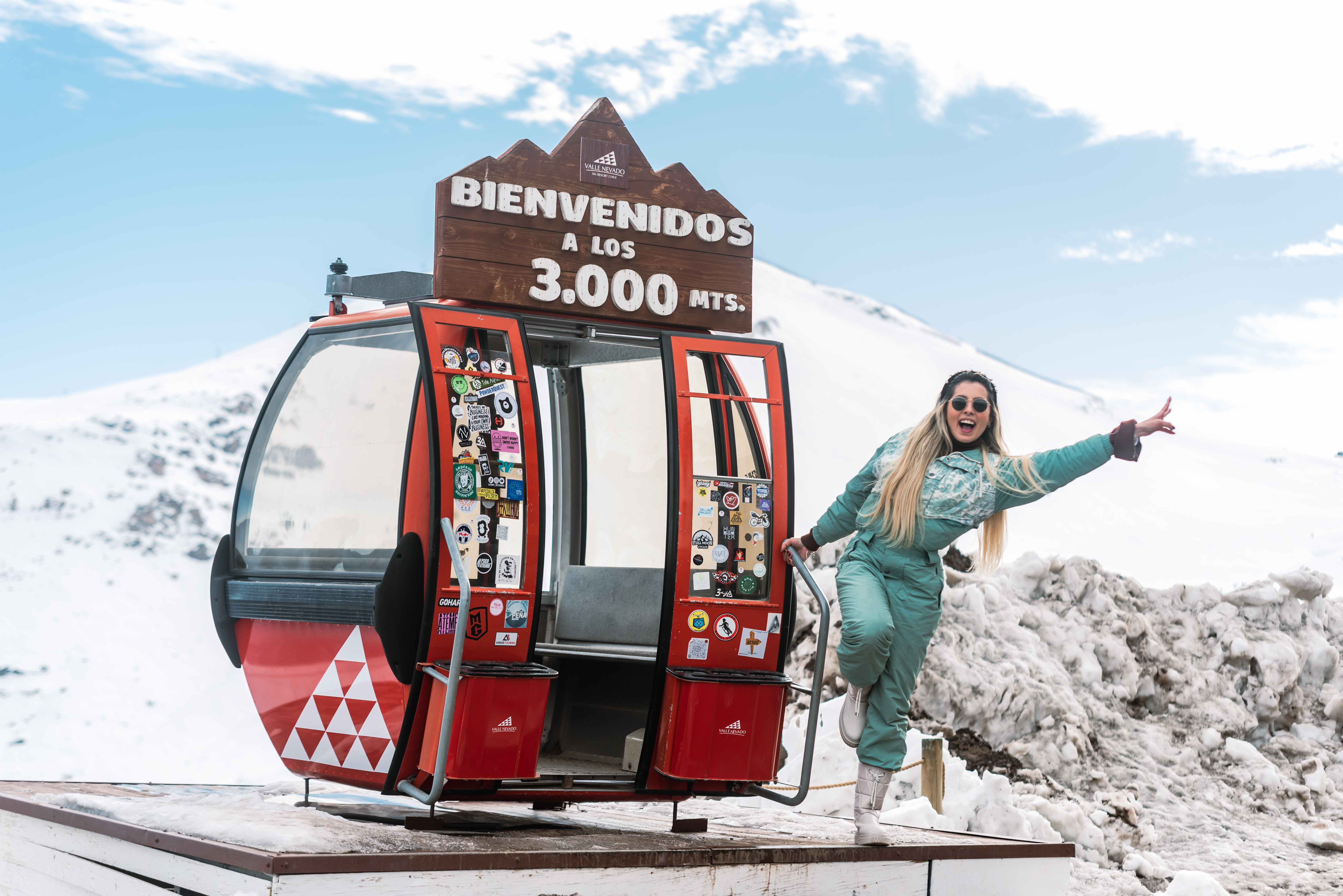A gôndola vermelha do Valle Nevado subindo a encosta nevada.