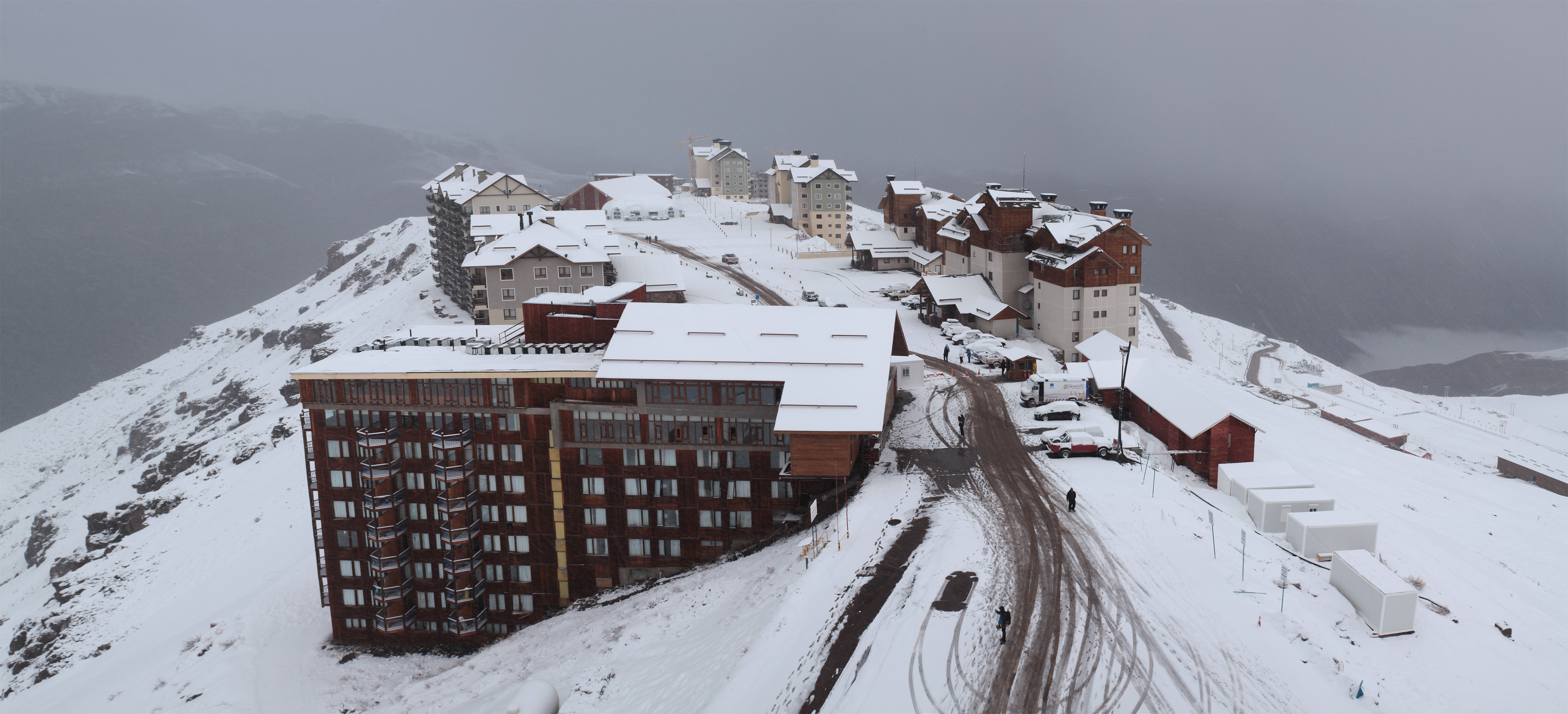 Vista panorâmica do resort do Valle Nevado sobre a Cordilheira dos Andes.