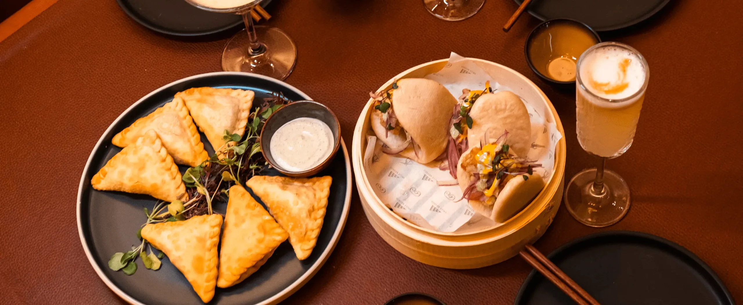 Empanadas, bao e coquetéis do Zuki Nikkei, no Hotel Puerta del Sol.
