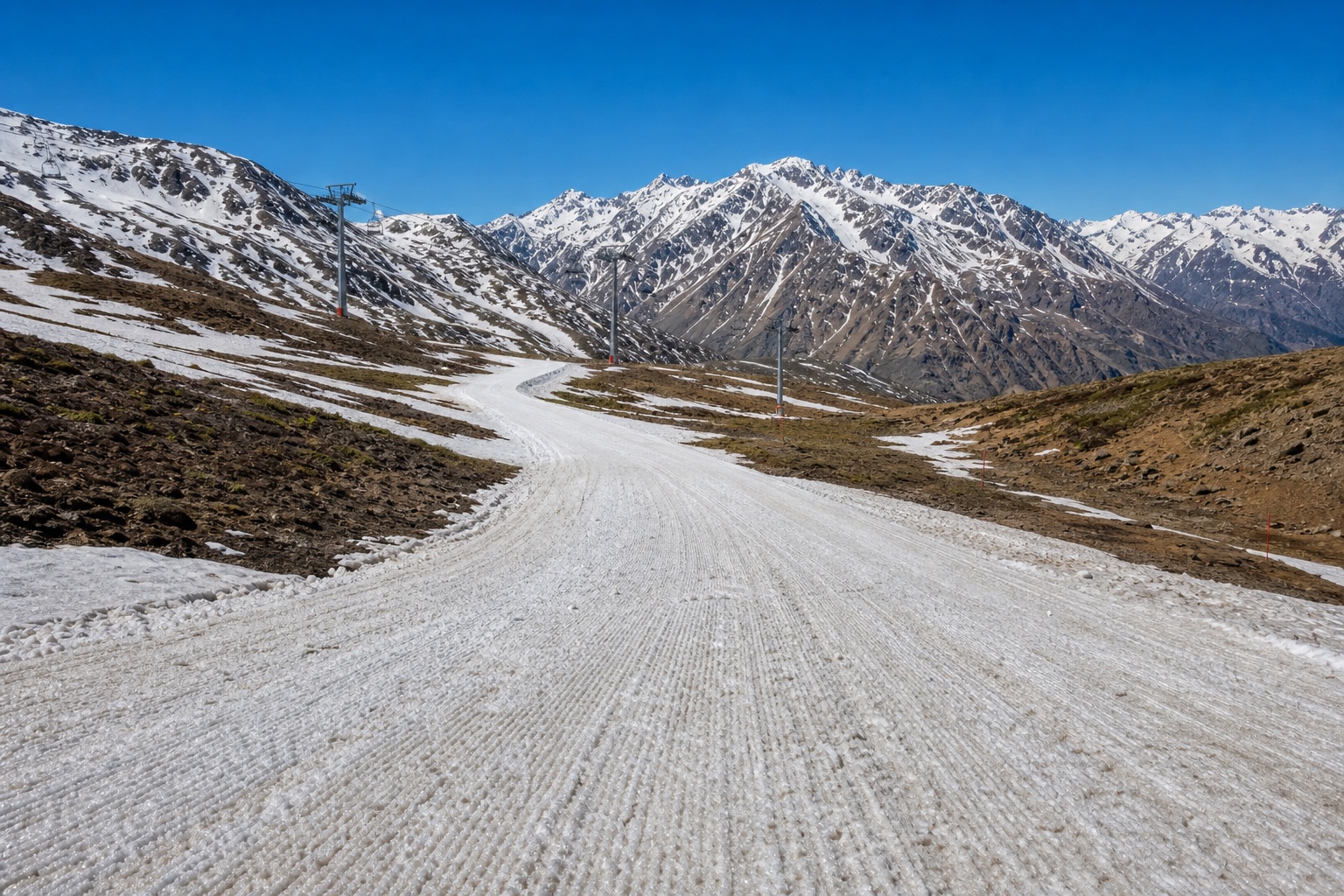 A mesma pista no fim da temporada, setembro, com neve granulada de primavera e céu azul